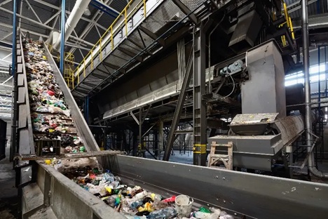 Conveyor with plastic bottles shows food & beverage waste recycling services in Franklin, TN